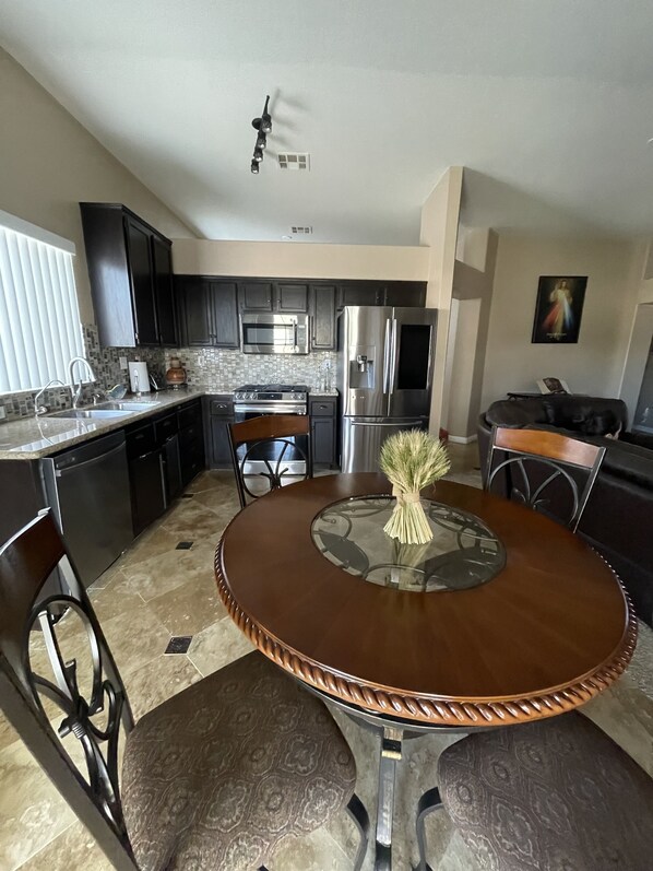 Fridge, microwave, oven, stovetop - Cozy Home near by Lake Las Vegas, Lake Mead, valley of fire, Boulder City. (Henderson)