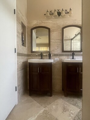 Douche, sĂšche-cheveux, serviettes fournies, savon