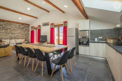 Maison 'Gîte Les Mélèzes' avec vue sur les montagnes, balcon et Wi-Fi