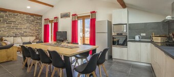 Maison 'Gîte Les Mélèzes' met bergzicht, balkon en Wi-Fi