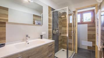 Een douche, een haardroger, handdoeken