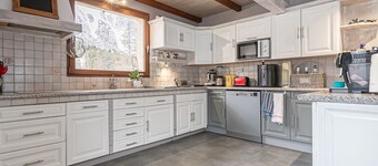 Apartment 'Gîte Le Cembro for 6 People' with Mountain View, Private Terrace and Wi-Fi