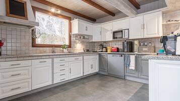 Jääkaappi, mikroaaltouuni, uuni, liesi