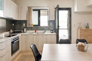 Kühlschrank, Mikrowelle, Ofen, Herdplatte