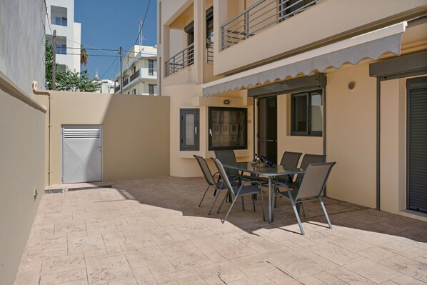 Outdoor dining - Apartment "Ms" with Private Terrace & Wi-Fi (???)