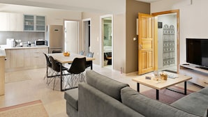 A modern apartment with a dining area, kitchen, living room, and a TV. - Apartment "Theo and Ms Luxurious" with Private Terrace & Wi-Fi (Kos)