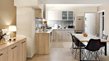 Køleskab, mikrobølgeovn, ovn, kogeplade