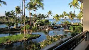 Ein Resort mit Pool, Palmen und Meerblick.