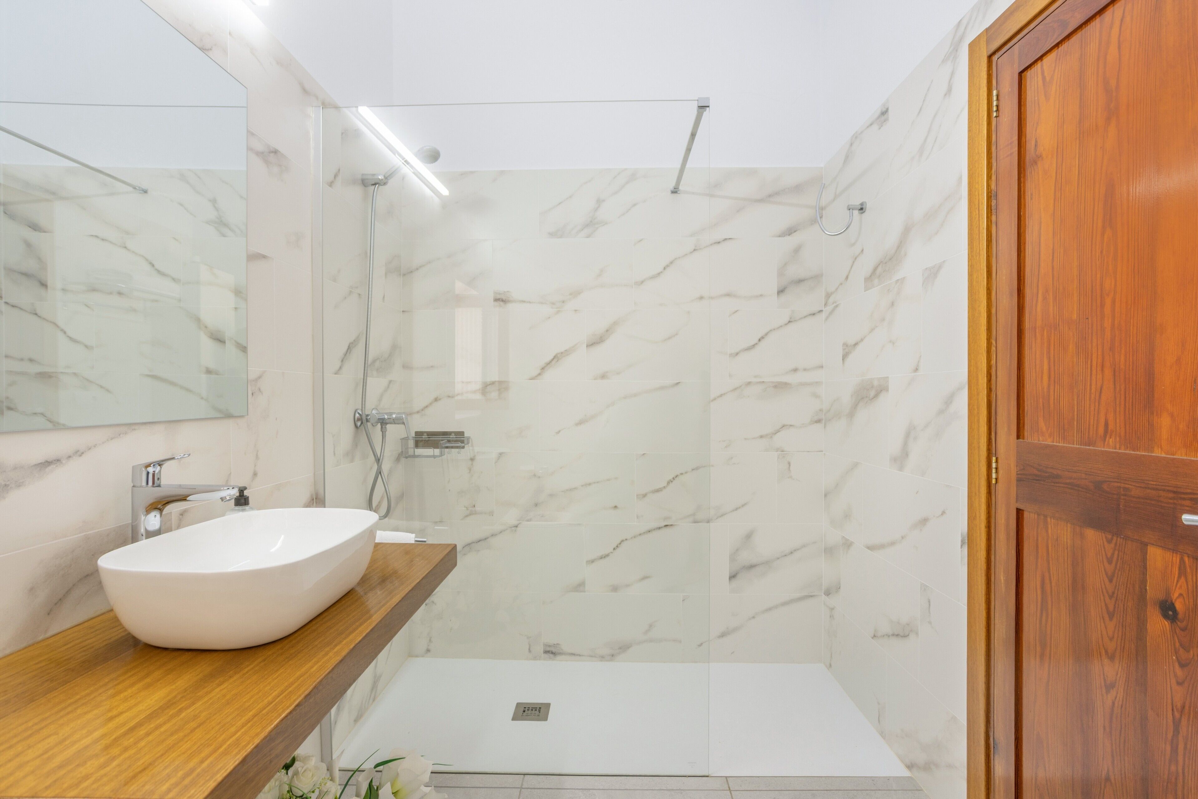 Een douche, gratis toiletartikelen, een haardroger, handdoeken