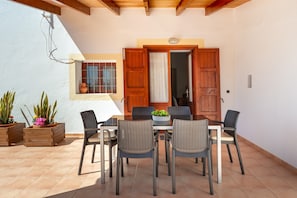 Outdoor dining - Holiday Home 'Ca Ses Celleres' with Private Terrace, Private Garden and Wi-Fi (Illes Balears)
