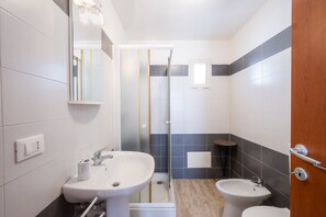 Een douche, een haardroger, handdoeken