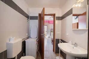 Een douche, een haardroger, handdoeken
