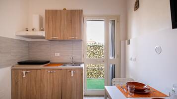 Frigorifero, piano cottura, pentole/stoviglie/utensili