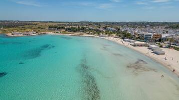 Una spiaggia nelle vicinanze