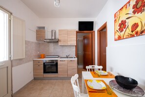 Geladeira, cooktop, talheres/pratos/utensílios de cozinha
