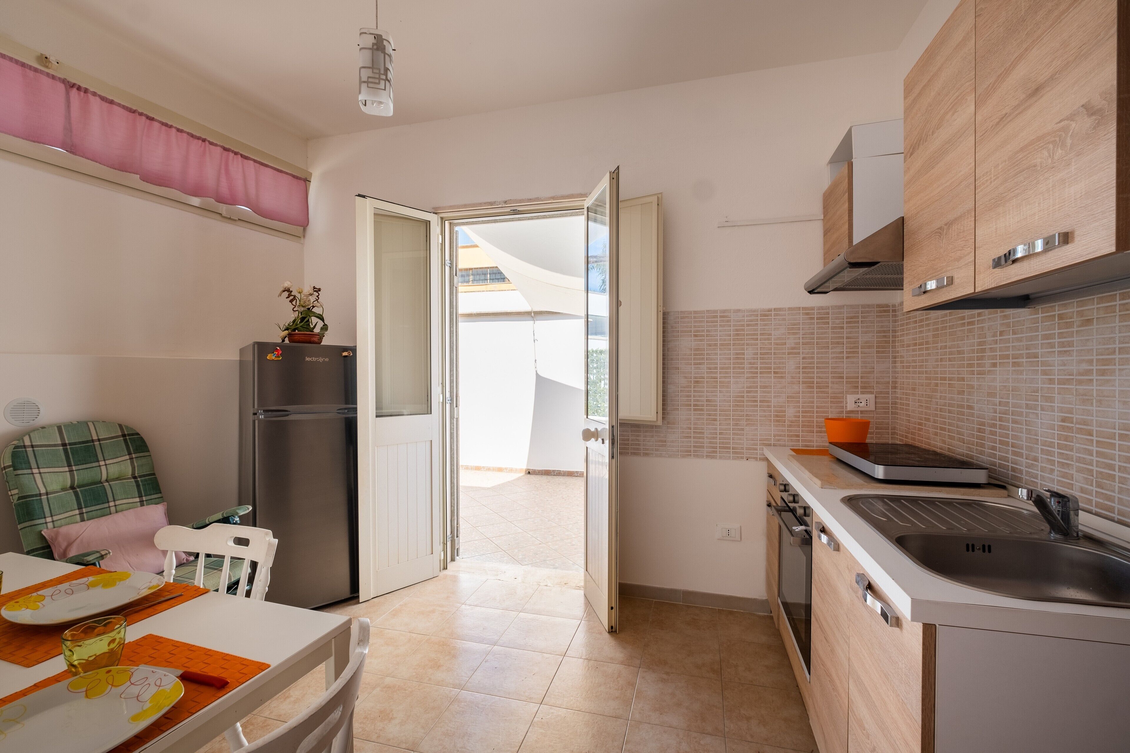 Frigorifero, piano cottura, pentole/stoviglie/utensili