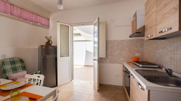 Frigorifero, piano cottura, pentole/stoviglie/utensili