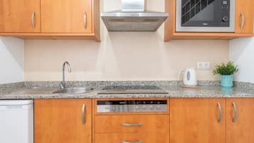 Kühlschrank, Mikrowelle, Herdplatte, Wasserkocher mit Kaffee-/Teezubehör