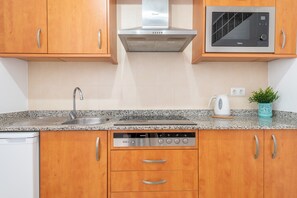 Refrigerador, microondas, parrilla de estufa y cafetera y tetera 