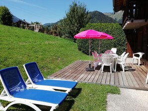 Outdoor dining - Chalet '3 Etoiles - Le Pèlouêt' with Mountain View, Private Terrace and Wi-Fi (Morzine)