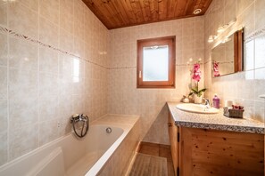 Shower, free toiletries, hair dryer - Chalet '3 Etoiles - Le Pèlouêt' with Mountain View, Private Terrace and Wi-Fi (Morzine)
