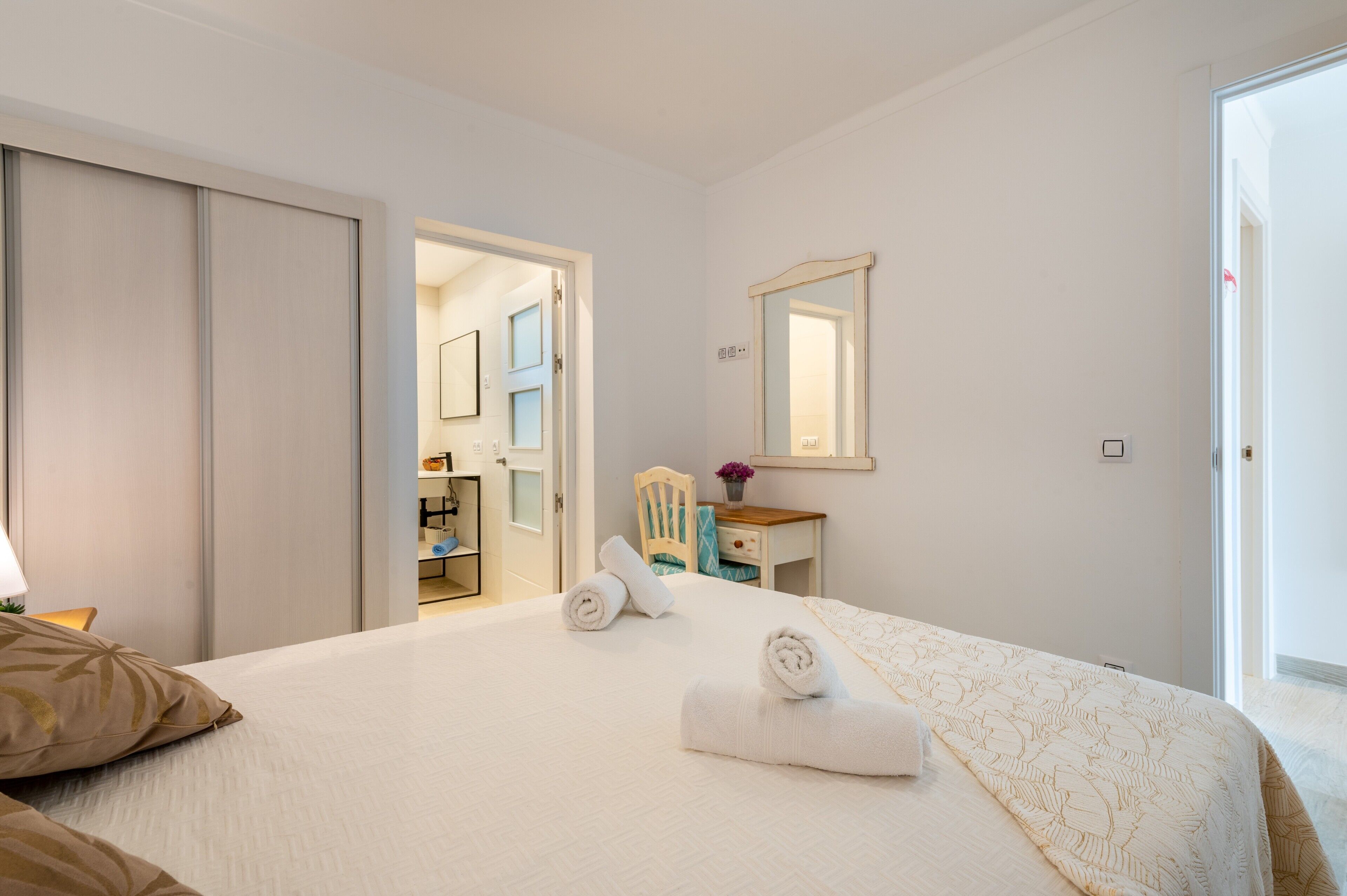 2 chambres, fer et planche à repasser, Wi-Fi gratuit, draps fournis