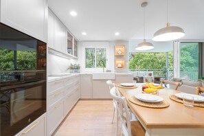 Refrigerador, microondas, horno, placa de cocina