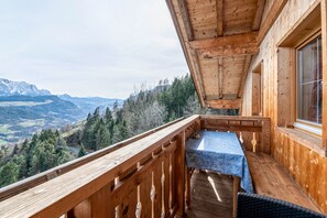 Outdoor dining - Apartment 'Malsötscherhof C' with Mountain View, Balcony and Wi-Fi (Villanders)