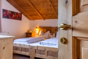 2 bedrooms, free WiFi, bed sheets - Apartment 'Malsötscherhof C' with Mountain View, Balcony and Wi-Fi (Villanders)