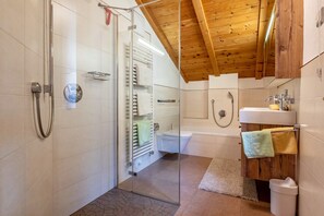 Douche, sèche-cheveux, serviettes fournies