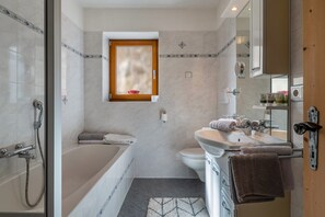 Shower, hair dryer, towels - Apartment 'Malsötscherhof A' with Mountain View, Private Terrace and Wi-Fi (Villanders)