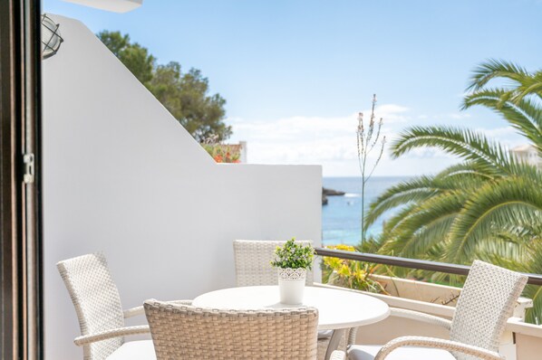 Outdoor dining - Apartment 'Medusa' with Sea View, Wi-Fi and Air Conditioning (Felanitx)