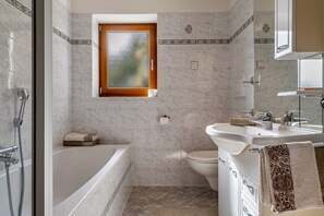 Dusche, Haartrockner, Handtücher