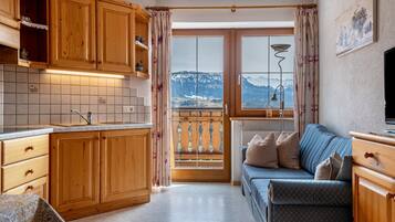 TV, tavolo da ping pong