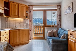 TV, table tennis - Apartment 'Malsötscherhof B' with Mountain View, Shared Garden and Wi-Fi (Villanders)