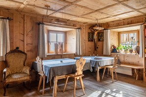 Dining - Apartment 'Malsötscherhof B' with Mountain View, Shared Garden and Wi-Fi (Villanders)