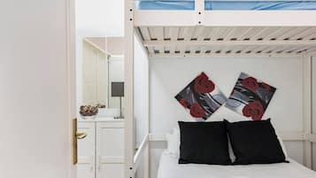 1 habitación, tabla de planchar con plancha, wifi gratis y ropa de cama