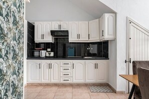 Refrigerador, microondas, parrilla de estufa y cafetera y tetera 