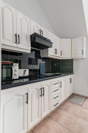 Refrigerador, microondas, placa de cocina, cafetera/tetera