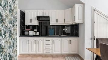 Refrigerador, microondas, placa de cocina, cafetera/tetera