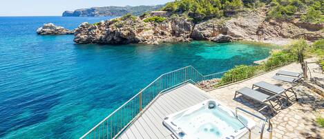 Outdoor spa tub