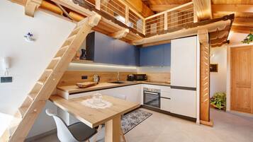 Een koelkast, een magnetron, een oven, een kookplaat