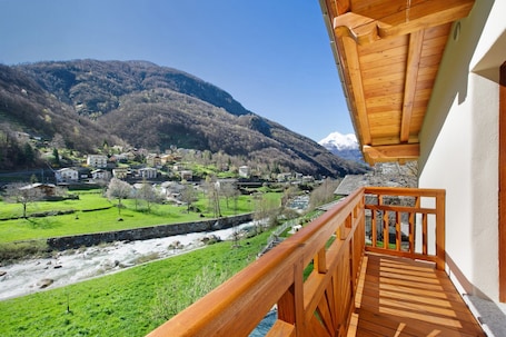 Property grounds. Holiday Apartment "Cucu - 3" with Mountain View, Shared Terrace and Barbecue