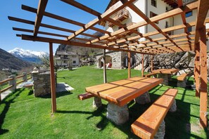 Outdoor dining - Holiday Apartment "Cucu - 2" with Mountain View, Private Terrace & Wi-Fi (Lilianes)