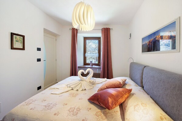 2 bedrooms, iron/ironing board, free WiFi, bed sheets - Holiday Apartment "Cucu - 2" with Mountain View, Private Terrace & Wi-Fi (Lilianes)