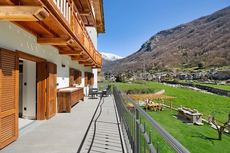 Property grounds. Apartment "Cucu - 1" with Mountain View, Private Terrace, and Shared Barbecue