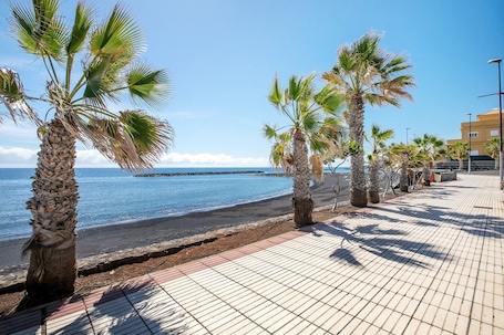 ビーチの近く. Oramas Beach House – Pool & Terrace, Private Terrace, Wi-Fi, Steps from the Beach