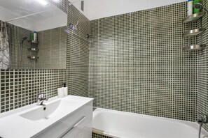 Shower, hair dryer, towels - Vacation Apartment 'Casa Oramas Il' with Shared Pool, Private Terrace and Wi-Fi (Puertito de Güímar)