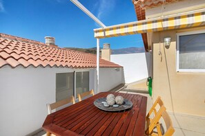 Outdoor dining - Vacation Apartment 'Casa Oramas Il' with Shared Pool, Private Terrace and Wi-Fi (Puertito de Güímar)