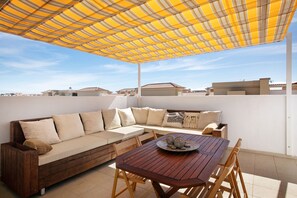 Outdoor dining - Vacation Apartment 'Casa Oramas Il' with Shared Pool, Private Terrace and Wi-Fi (Puertito de Güímar)